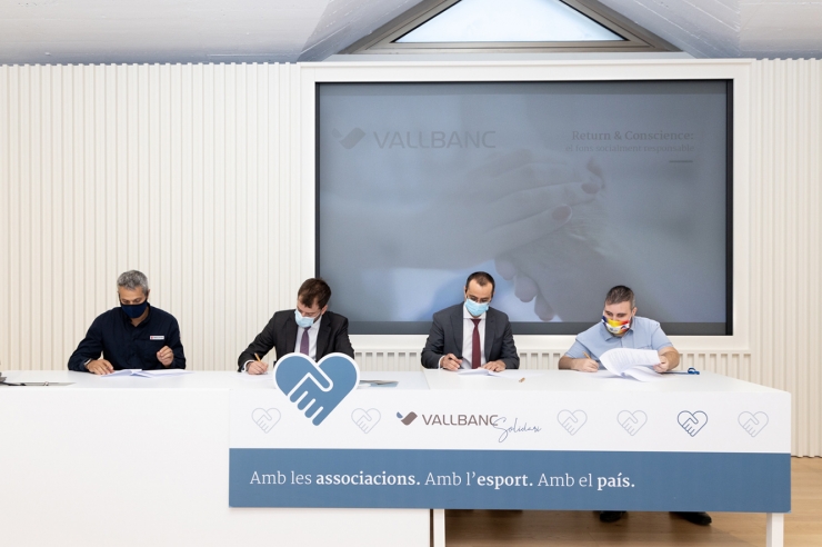 Un moment de la signatura del conveni amb els nous beneficiaris.